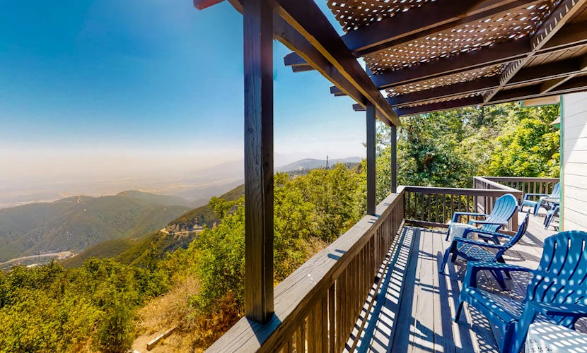 Lovely home on half-acre forest with spectacular mountain views - dog-friendly