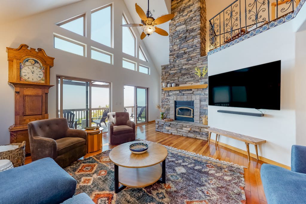 Lovely home on half-acre forest with spectacular mountain views - dog-friendly