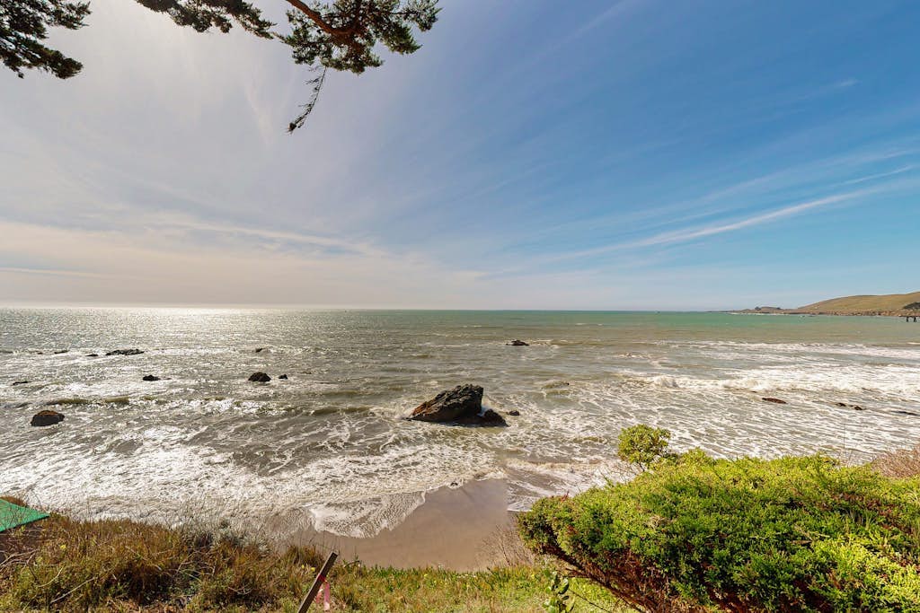 Oceanfront home with fireplace & deck - watch for dolphins & whales