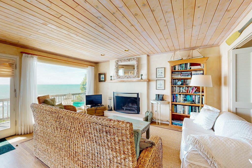 Oceanfront home with fireplace & deck - watch for dolphins & whales