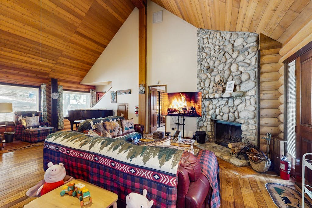 Grand Mountain Retreat w/ Piano, Fast WiFi, Fireplace, Private Deck