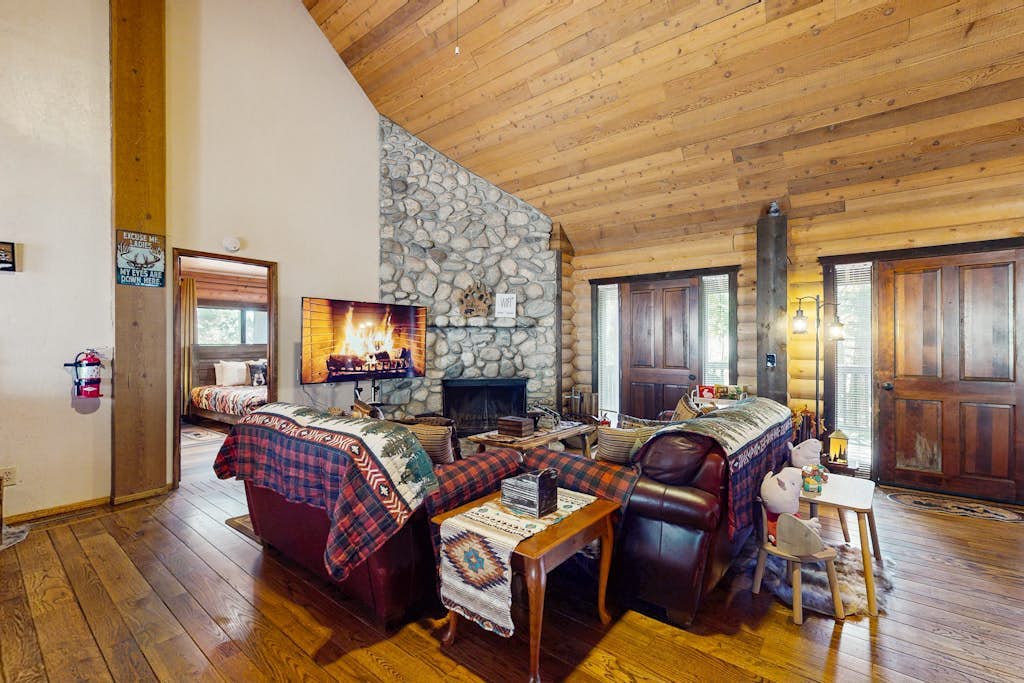 Grand Mountain Retreat w/ Piano, Fast WiFi, Fireplace, Private Deck