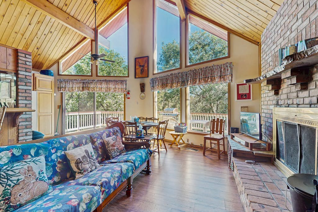 Beautiful house close to the hiking w/gas grill, fireplace, & deck - dogs ok