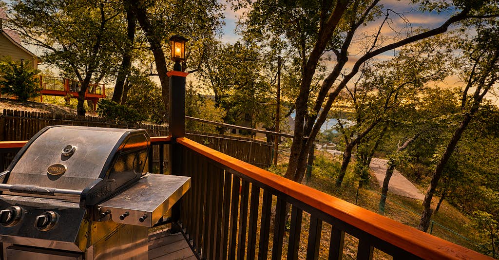 Updated Lake View Home w/Fireplace, Gas Grill,  & AC - Close to Lake - Dogs ok