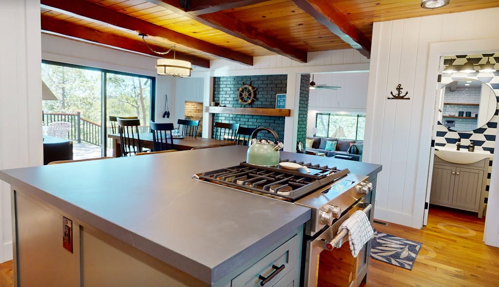 Updated Lake View Home w/Fireplace, Gas Grill,  & AC - Close to Lake - Dogs ok