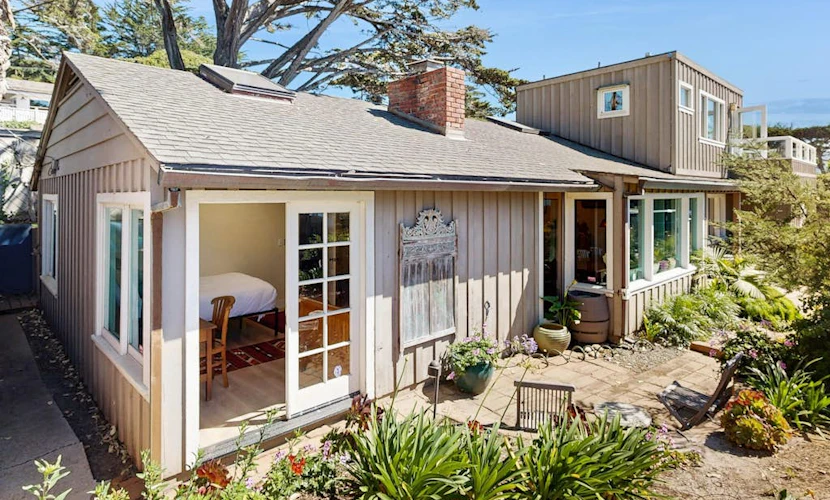 Surf-side monthly rental with ocean views, beach access & private hot tub