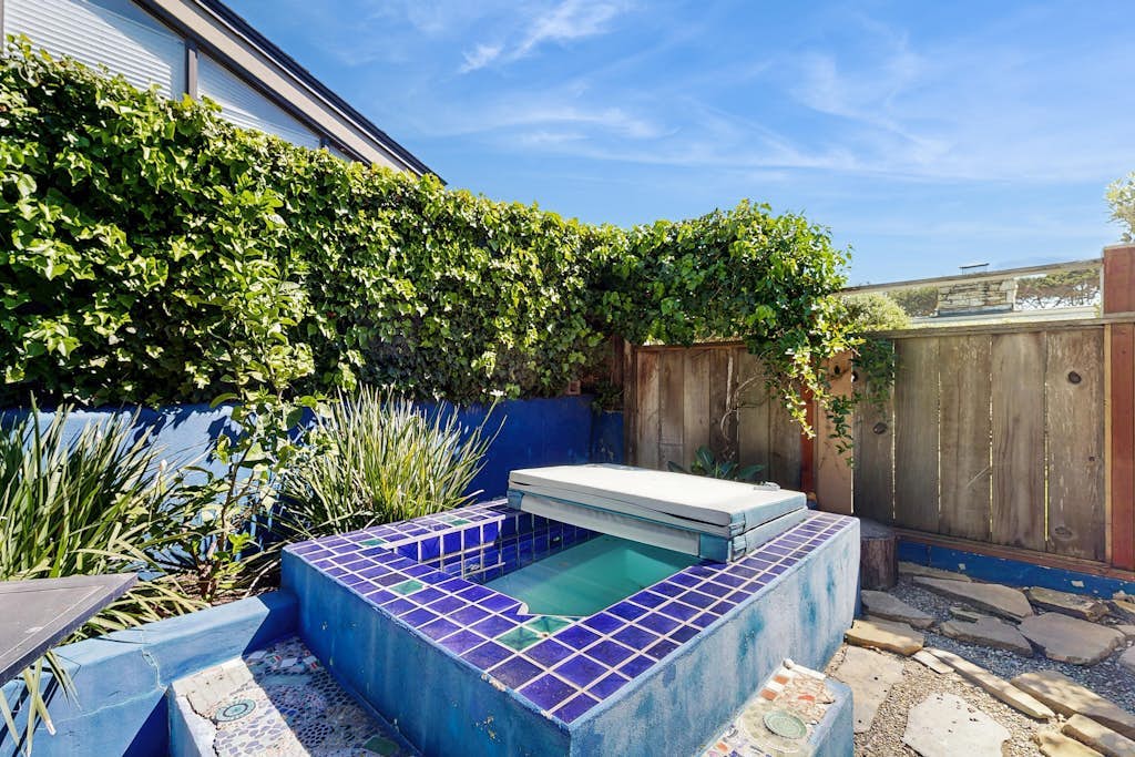 Surf-side monthly rental with ocean views, beach access & private hot tub