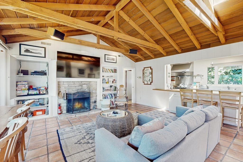 Surf-side monthly rental with ocean views, beach access & private hot tub