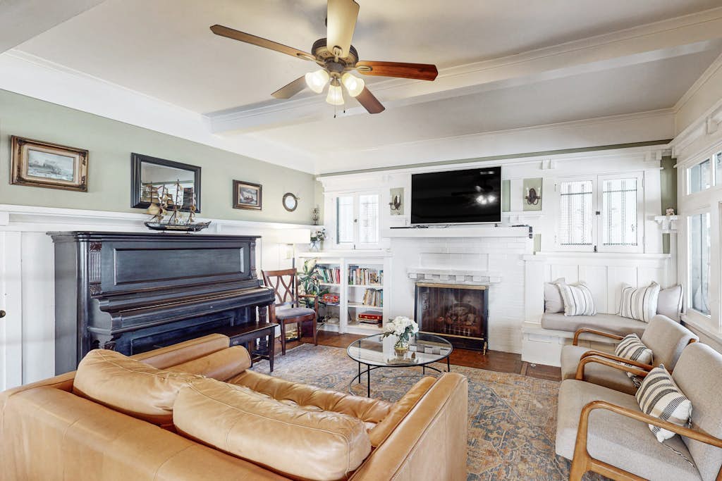Old Yacht Club Inn All-Suite Getaway - 1 Block to East Beach, Walk Everywhere
