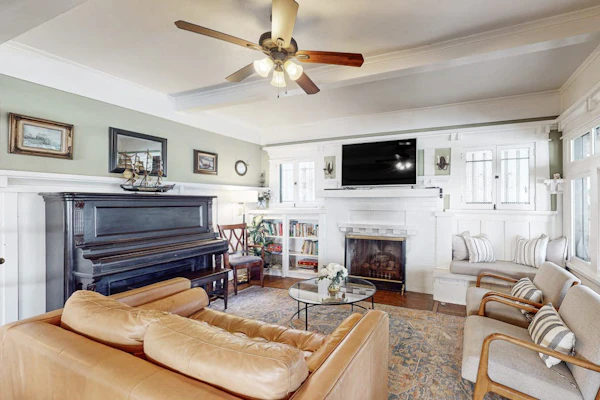 Old Yacht Club Inn All-Suite Getaway - 1 Block to East Beach, Walk Everywhere