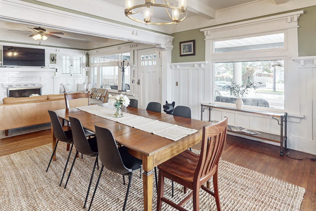 Old Yacht Club Inn All-Suite Getaway - 1 Block to East Beach, Walk Everywhere