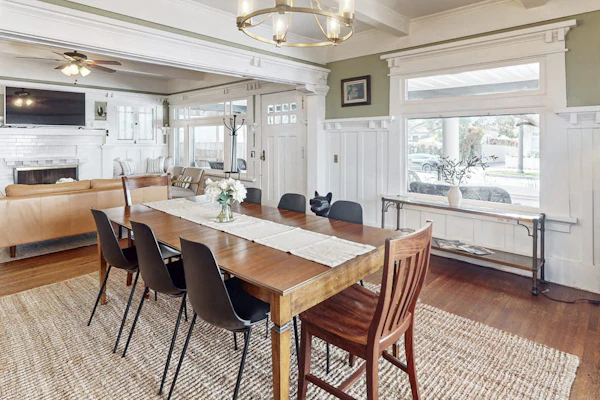 Old Yacht Club Inn All-Suite Getaway - 1 Block to East Beach, Walk Everywhere
