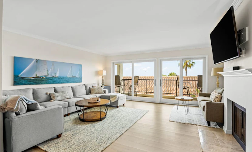 Ocean-view condo in Santa Barbara steps to beach with pool & balcony