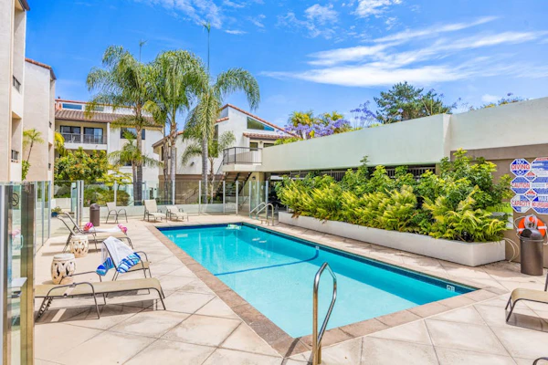 Ocean-view condo in Santa Barbara steps to beach with pool & balcony