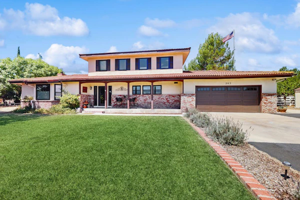 Wine country home w/ pvt. hot tub and grill. fireplace & A/C - shared tennis