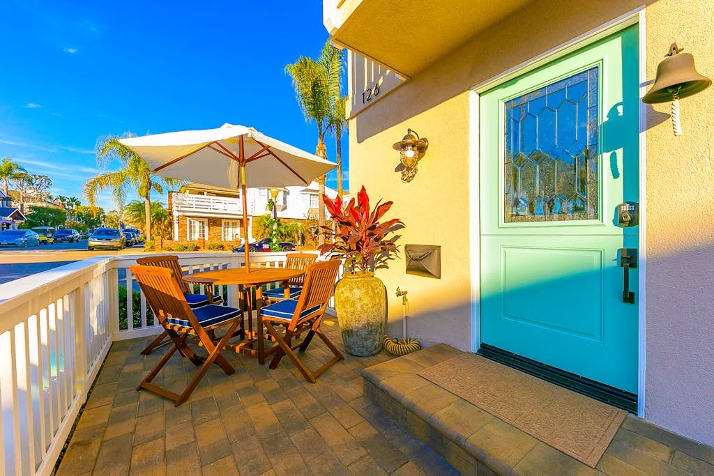 2-Story Newly Remodeled Home w/Private Patio, Great Location, Fireplace, WiFi