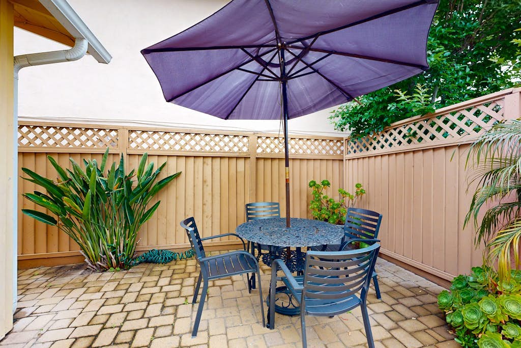 Cottage with patio & balcony - Steps to the Beach