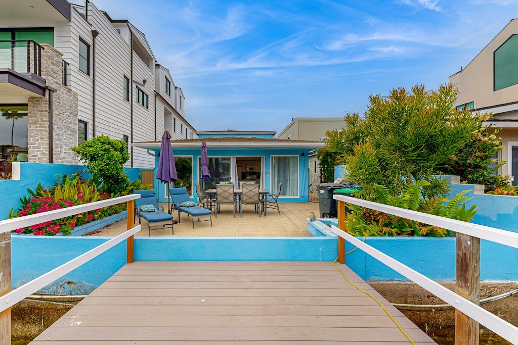 Canal-front house with private furnished patio - close to the beach & pier