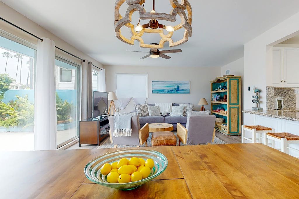 Canal-front house with private furnished patio - close to the beach & pier