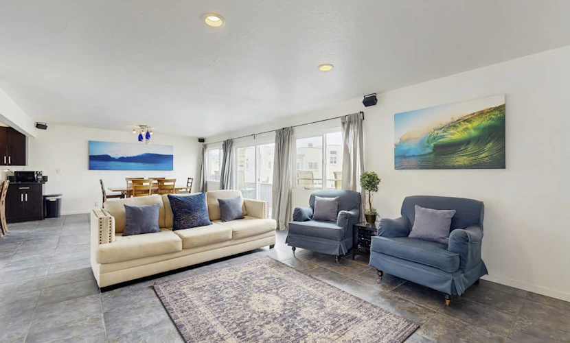 Spacious condo steps from the beach with full kitchen - dog-friendly