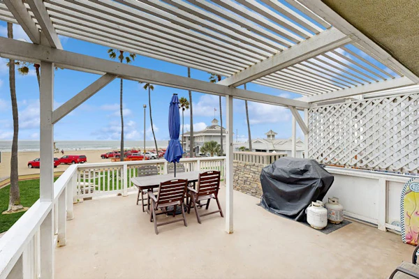 Waterfront home with beautiful ocean views & beach access