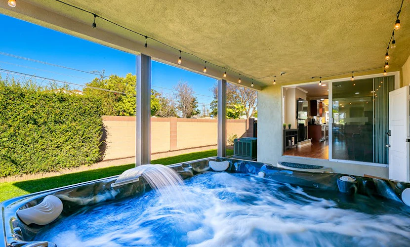 Spacious home with a private hot tub & enclosed yard - just minutes from Disney