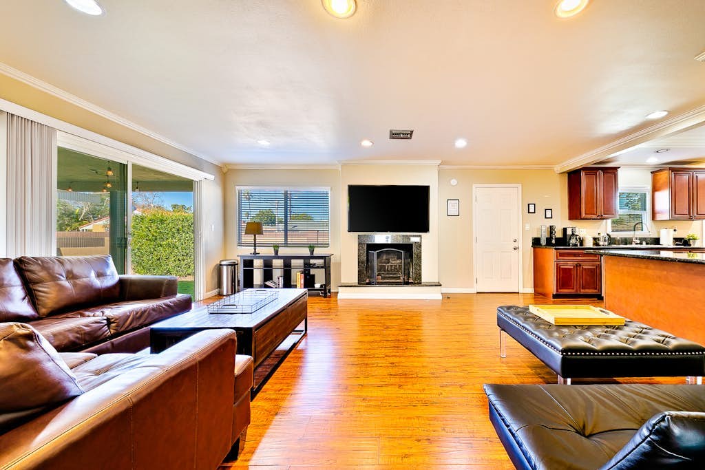 Spacious home with a private hot tub & enclosed yard - just minutes from Disney