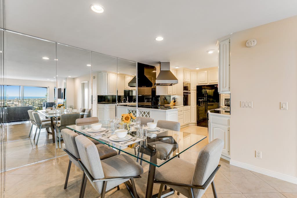 Ocean-view condo, balcony, clubhouse, gym, pool, hot tub, snowbird haven