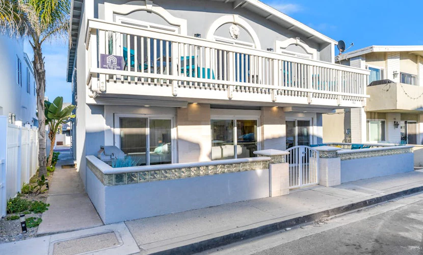 Dog-friendly 2nd-floor duplex near beach with balcony, sunroom, W/D & streaming