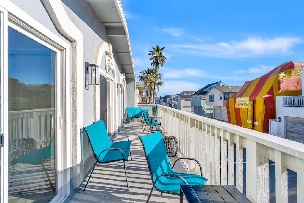 Dog-friendly 2nd-floor duplex near beach with balcony, sunroom, W/D & streaming