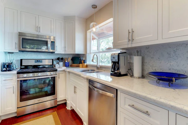 Upscale home with lake views, gas grill, washer/dryer, fireplace, patio, deck