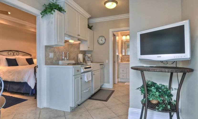 Cozy ocean-view condo near town & beach with full kitchen