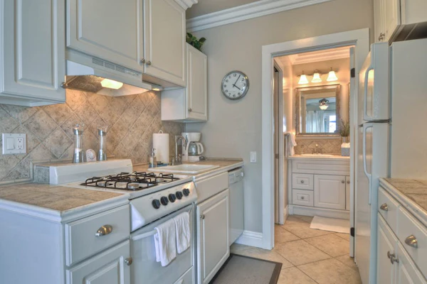 Cozy ocean-view condo near town & beach with full kitchen
