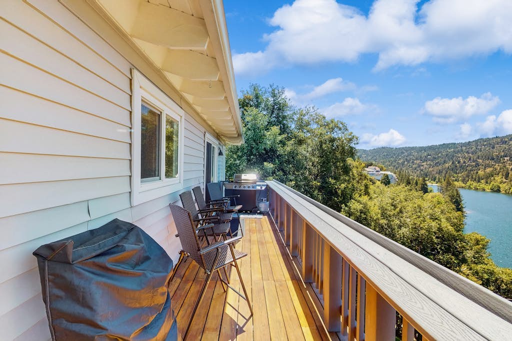 Spacious & bright home with spectacular views - fireplace, deck & game room