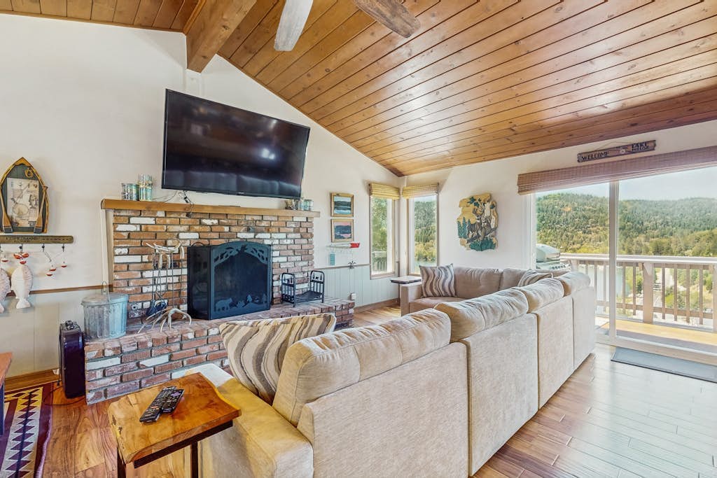 Three Floors. Three Living Rooms. One View You Won't Want to Leave. Sleeps 10.