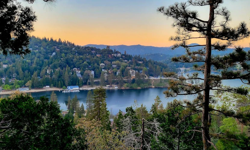 Stunning Lake view 3BD w/hot tub, 3 decks, AC, fireplace & game room