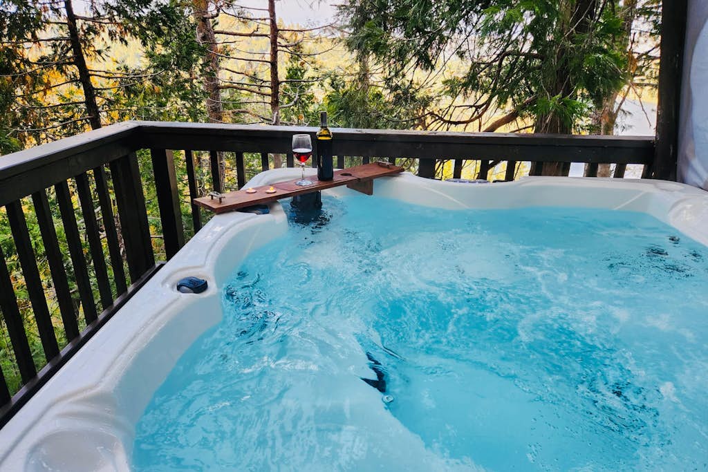 Stunning Lake view 3BD w/hot tub,  3 decks, AC, fireplace & game room