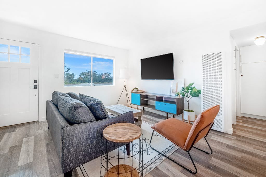 Dog-friendly duplex with washer/dryer, two full kitchens, & large backyard