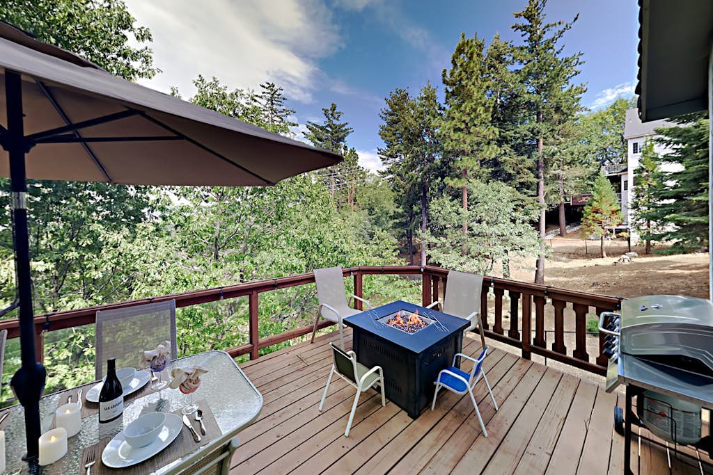 Beautiful home W/ Lake Access, Decks, Fire pit, Papoose Lake views, & EV Charger