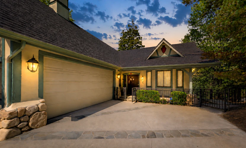 Beautiful home W/ Lake Access, Decks, Fire pit, Papoose Lake views, & EV Charger