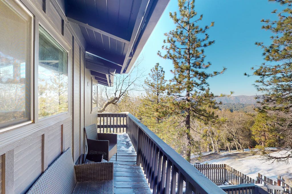 Modern farmhouse cabin w/multiple decks, a fireplace & A/C-close to outdoor fun