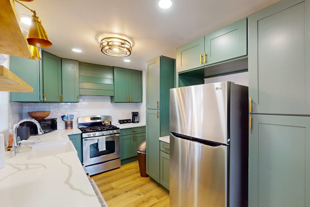 Modern cabin w/ large yard, bonus room, fireplace, BBQ & A/C