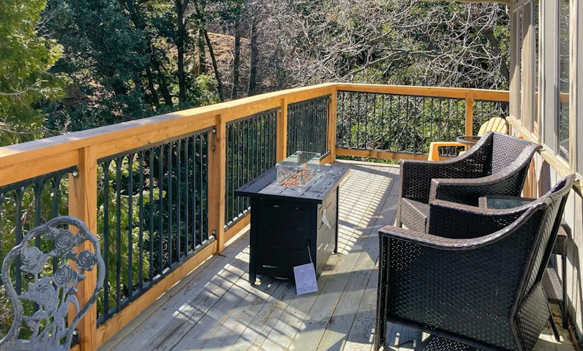 3BD- dog-friendly cabin 3 min to the Lake Gregory with fireplace, A/C, balcony & BBQ