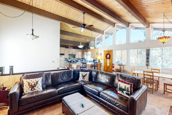 3BD- dog-friendly cabin 3 min to the Lake Gregory with fireplace, A/C, balcony & BBQ