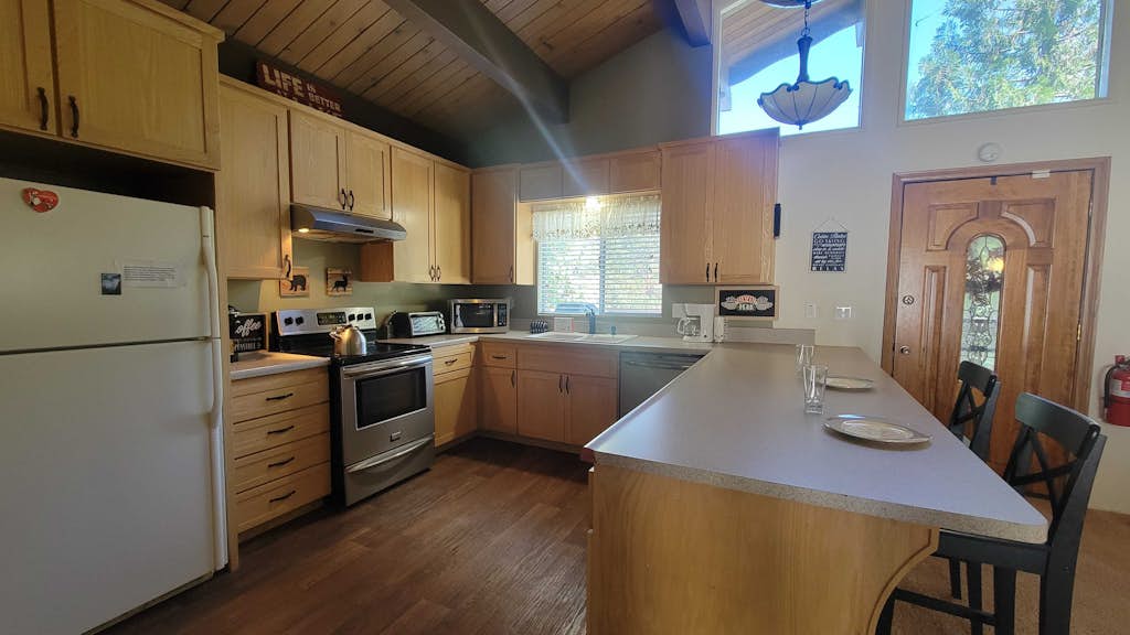 3BD- dog-friendly cabin 3 min to the Lake Gregory with fireplace, A/C, balcony & BBQ