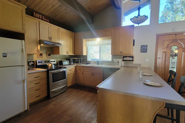 3BD- dog-friendly cabin 3 min to the Lake Gregory with fireplace, A/C, balcony & BBQ