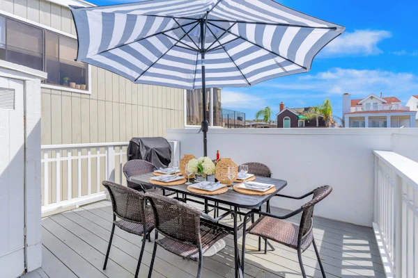 Second-story beach cottage with a furnished deck, AC, W/D, & garage parking