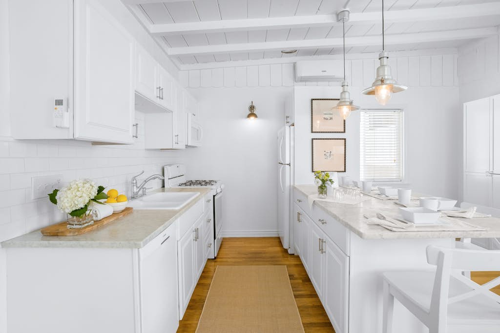 Second-story beach cottage with a furnished deck, AC, W/D, & garage parking