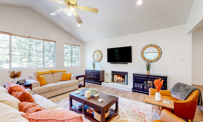 Walk to lake | BBQ Grill | Fire pit| Shuffleboard