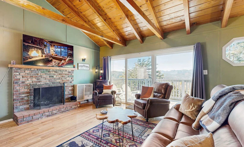 Dog Friendly near town & lake with fast WiFi, wood-burning fireplace, AC & W/D